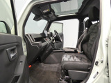 【くつろげるフロントシート】ホールド感のあるシートが長時間の運転でも体への負担を和らげます。カモフラージュ柄のデザインがアウトドア気分を高めてくれます。
