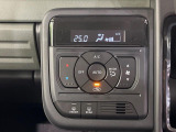 【オートエアコン】一度お好みの温度に設定すれば、車内の温度を検知し風量や温度を自動で調整。暑い&hellip;寒い&hellip;と何度もスイッチ操作をする必要はありません。快適な車内空間には必須の機能ですね♪