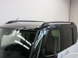 ルーフレール付き。車内に積みきれない荷物を車外に積載することができて便利です。キャンプやスノボで重宝しますね♪見た目もスタイリッシュでかっこいいですよ!