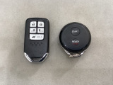 スマートキー付きですからドアロックの開閉および電動スライドドアの開け閉めと、トランクが開けられる電動テールゲートのボタンもついています。加えて、純正リモコンエンジンスターター用の操作キーもついています