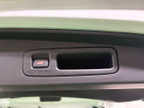 メモリー機能付きのパワーテールゲートとなっており、狭い場所でも開閉が可能になっています。