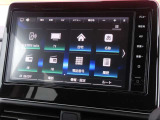 ナビゲーション+AV 2画面表示(デュアルウィンドウ)、地デジTV、FM/AM、microSDカード(音楽/動画ファイル再生)、Bluetooth Audio、ハンズフリーフォン、スマホ連携、音声認識対応の純正9インチ大型ナビです。