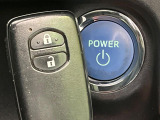 【スマートキー】カバンやポケットに入れたままでもドアの施錠・解錠が可能なスマートキーを装備。エンジンのオン・オフ時もカギを取り出す必要が無いからとっても便利です♪
