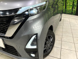 【LEDヘッドライト】悪天候や夜間走行時も良好な視界を確保し安心して運転できる高輝度LEDヘッドライトを装備!点灯速度が早く、消費電力も抑えられています。