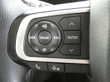 ステアリングスイッチ付き。オーディオの操作やハンズフリー通話も前方から目を離すことなく操作することが可能です。