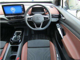 ディスプレイが運転席の方向に少し角度がついていて、運転者に寄り添う細やかな設計!包み込まれるコックピット感&hellip;!