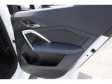 BMWはすべての窓がオートウインドウで操作できます。ドアミラーも電動での格納はもちろん、後退時には助手席ミラーが下を向く機構が備わっています。