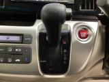 CVT車のセレクトレバーです。低速から高速まで、変速ショックのないスムーズな走りを実現するとともに、エンジン効率のよい領域を維持することで燃費にも貢献します。