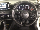 【ハンドル】運転にかかわる様々な操作を安全に行えるように視点移動が少なく操作性に配慮されたスイッチ類が凝縮されたコックピットです。
