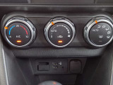 【フルオートエアコン】運転席と助手席の温度調整がそれぞれ出来るフルオートエアコン装備です。これなら暑がりなご主人、寒がりな奥様が同乗されても問題ないですね。