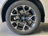 BMWの純正アロイホイールは軽量かつ強度にも優れているホイールで走行性能を引き上げる設計になっております。足元にもBMWは妥協がなくこだわっている個所になります。