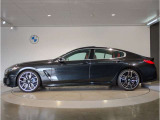 【拘りのFR】BMWが多く採用するFR車。ダイレクトでスポーティな加速感・シャープなハンドリングを実現。縦置きエンジンレイアウトにより、フラットで上質な乗り味です。
