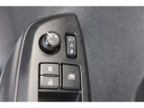 鍵の施錠開錠に合わせてドアミラーが開閉するオート格納機能付きのドアミラー。少し離れた場所からでも見た目で鍵の閉め忘れの確認が出来る便利な機能です。