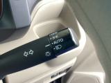 オートライト機能を備えており、周囲の明るさに応じてヘッドライトが自動で点灯・消灯します。夜間やトンネル走行時も安心です。