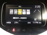 【プリクラッシュセーフティー】進路上の車両などに衝突の可能性があると判断した時には、警報を発して回避操作を促します。その時にブレーキを踏むと強力なブレーキアシストが作動します。