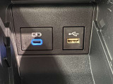 充電用USB端子付き。スマートフォンなどの充電に便利です。