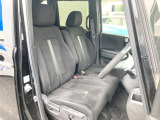 運転席まわりには十分なスペースがあり、大柄な方でもゆったり運転していただける環境です。