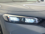 【LEDヘッドライト】悪天候や夜間走行時も良好な視界を確保し安心して運転できる高輝度LEDヘッドライトを装備!点灯速度が早く、消費電力も抑えられています。
