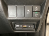 Hondaセンシング用の、VSA(ABS+TCS+横滑り抑制)解除と路外逸脱抑制機能などのオンオフスイッチはハンドルの右側に装備。その下にETCがついています。高速道路の料金所の通過も楽々です。