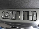 パワーウィンドウスイッチで運転席から全席の窓の開閉ができます。
