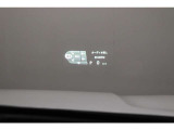 【HUD】ヘッドアップディスプレイ。運転中に視線を大きく移動させることなく車速や道路の制限速度といった基本的な情報を表示します。