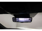 【デジタルインナーミラー】車両後方カメラの映像を映します。ヘッドレストや荷物などで視界を遮らずに後方を確認することができます。切替レバーを操作して通常のミラーモードに変更ができます。