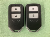 スマートキーを装備しています。鍵を差し込むことなくドアロックの開け閉めと、スタートボタン操作でのエンジンスタートができます。スペアキーも同じものを用意しております。