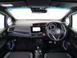フィットの開放的な前方視界。視界広々で非常に運転しやすくロングドライブでも疲れを感じさせないすっきりとまとまったインパネ周りです。また、全ての装備が適正配置されていて操作性に優れています。