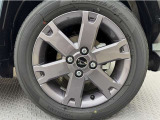 アルミホイール付き!「純正」なので車のデザインともマッチしています。お洒落は足元から。。。といいますから♪