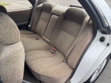 運転席&助手席☆厚みのあるシートが時代を感じます☆新車から30年以上経過していますので色褪せやスレ等ございます☆