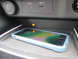 Qi規格対応スマートフォンのワイヤレス充電器装備です。お手軽に充電ができます