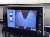 パノラミックビューモニターシステムが付いているので車の上から見た映像が確認できますよ。 一目で車両周辺の情報を確認できますが、直接安全をご確認下さい。