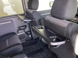 折りたたみ式のシートバックテーブルは限られた空間を有効活用。車内の家族時間をもっと快適に。休憩時のちょっとした小物置に使える、前席背面の格納式テーブルが付いています。