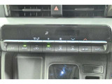 一度お好みの温度に設定すれば、車内の温度を検知し風量や温度を自動で調整。暑い&hellip;寒い&hellip;と何度もスイッチ操作をしなくても大丈夫です。