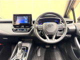 シンプルな運転席周りです。インパネ周りの各操作スイッチ類も使いやすいよう配置されています!