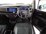 革巻きステアリングで快適な操作性の運転席です。