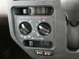 マニュアルエアコン装着です。夏は、快適に、冬でも車内の曇りを取ってくれるので安全です。