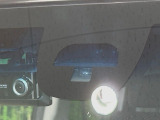 【シティブレーキアクティブシステム】低速走行中に前方の車両等を認識し、衝突しそうな時は警報とブレーキで衝突回避と被害軽減をアシスト。より安全にドライブをお楽しみいただけます。