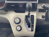 オートエアコン♪お好みの温度に設定するだけで車内を快適空間にしてくれますよ♪