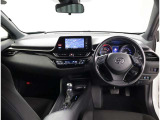デザインもよく、居心地のよい運転席ですね。分かりやすいスイッチ類ですから操作もしやすく運転をサポートします。ぜひご来店いただき、実際にお座りいただいてステアリングを握ってみてください!