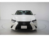 エクステリアは、一目でLEXUSとわかるスピンドルグリルを起点に、人が乗るキャビンの前後を大胆に絞り込んだ菱形のボディと力強く張り出したホイールフレアを融合させ、タイヤの存在を強調しています。