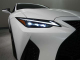 【三眼ヘッドライト】人気の三眼ヘッドライト装着車になります。デザインもさることながら、アダプティブハイビームにより夜間のドライブが快適になります。