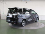 リヤサスペンションは、高級車の定番ダブルウィッシュボーンを採用。優れたコーナリングと乗り心地を実現。