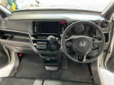 【前方視界】開放的な前方視界!運転がしやすく疲れにくいです♪窓が大きく、見通しがとっても良いおクルマですよ♪