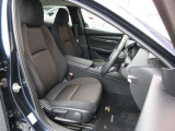 正しい姿勢で運転できるように体幹の腰部をしっかりささえるようデザインされているシートです。素材、シート形状を研究することでフィット感を高めつつ、優れた快適性を実現しています。
