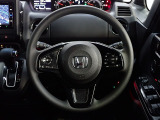 ハンドル左側にはオーディオ操作が出来るオーディオリモートコントロールスイッチ、右側にはHonda SENSINGとオートクルーズコントロールのスイッチを装備!