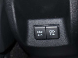 後席専用のUSB充電になります。