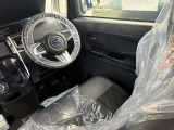運転席はこちらです。プライベートな車内なのでリラックスできる空間を。