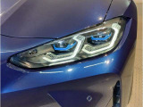 【レーザーライト】ブルーのデザインとBMW Laserのロゴにより視覚的にも個性を主張するレーザーライト。ハイビームモードを設定すると最長600mまでの距離を照射。夜間におけるドライビングの快適性を向上させますS