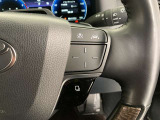 前方の車との車間を設定し、スピードを上げたり緩めたりを自動で行ってくれる追尾式の「レーダークルーズ」。上級装備の一つです!高級車にしかつかない嬉しい機能です。